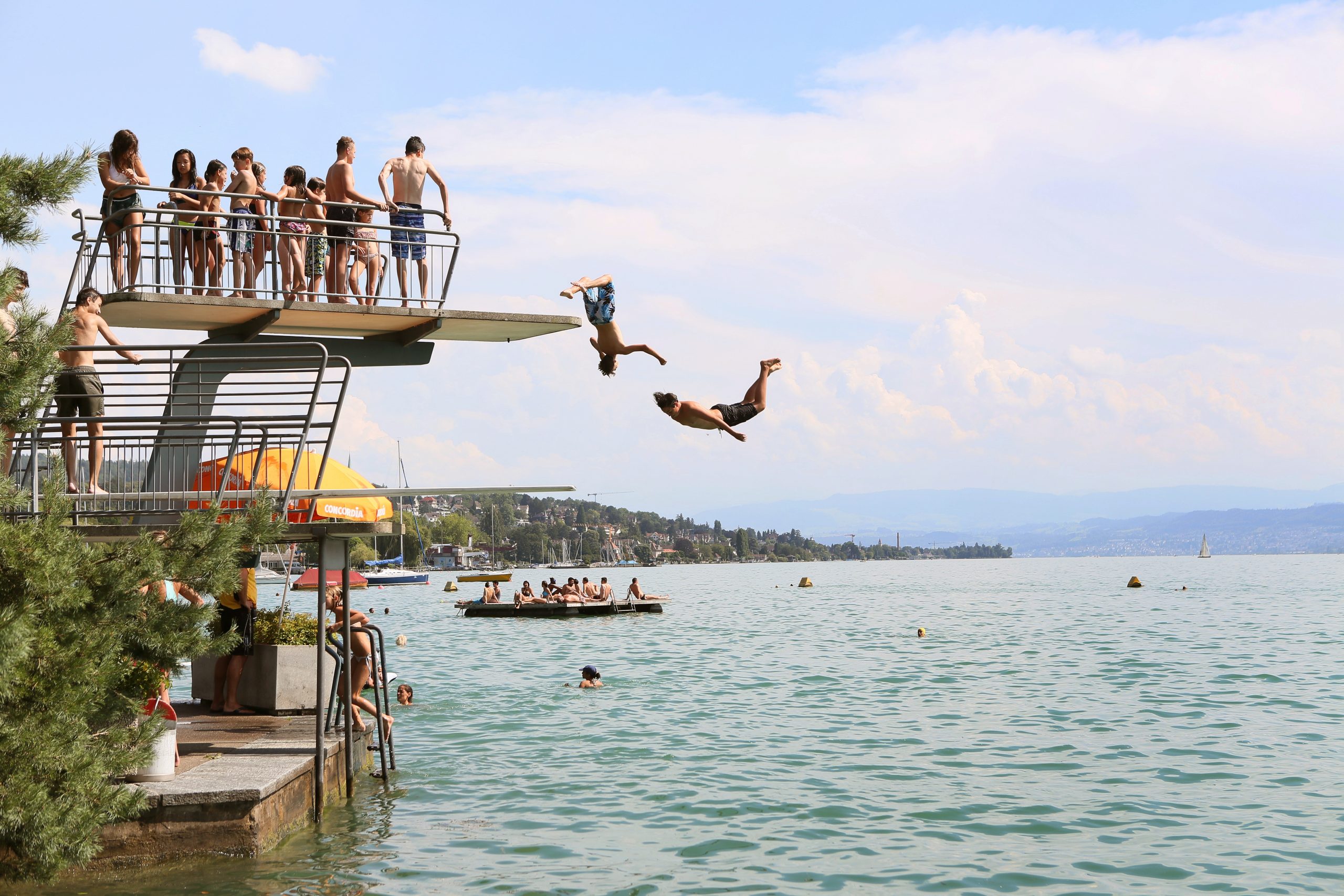 i-lidi-di-zurigo-un-bagno-al-lago-con-vista-sulle-alpi