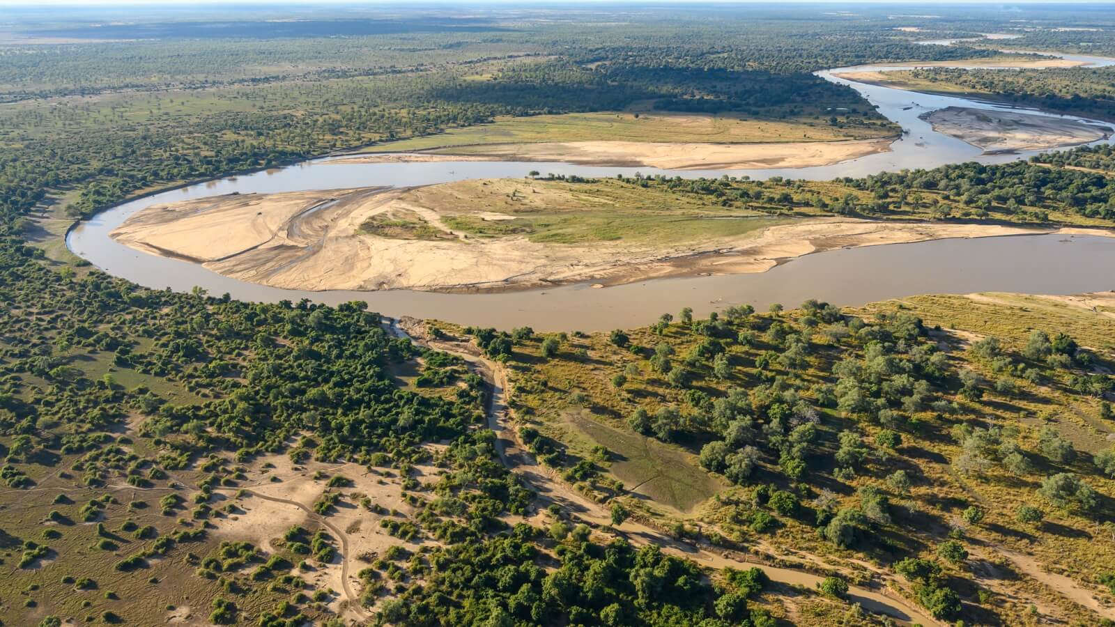 zambia-un-safari-diverso-a-piedi-nel-bush-africano