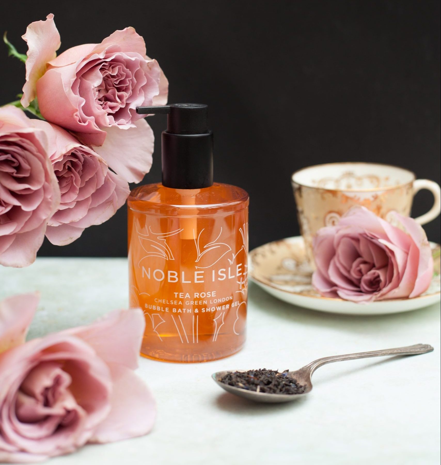 noble-isle-festeggia-10-anni-con-il-nuovo-bath-body-oil-di-tea-rose