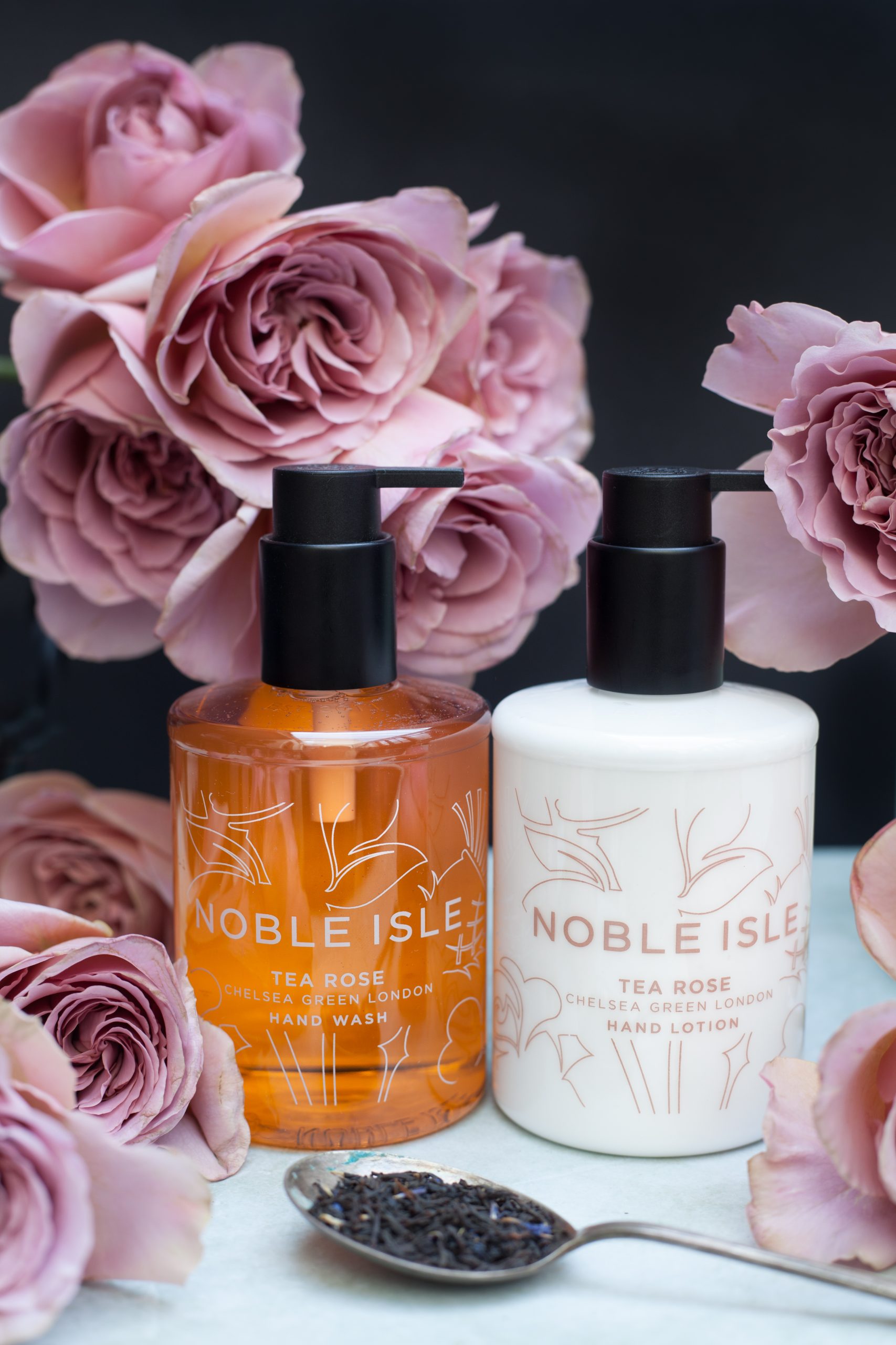 noble-isle-festeggia-10-anni-con-il-nuovo-bath-body-oil-di-tea-rose