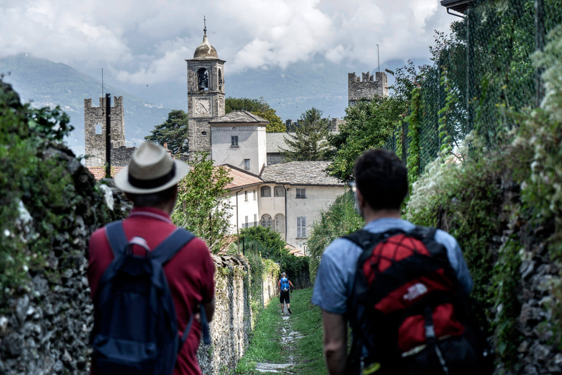 il-sentiero-del-viandante-lungo-il-lago-di-como-con-il-touring-club