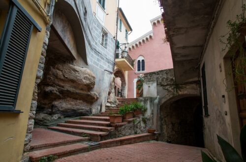 Ameglia: un antico borgo di roccia e colori