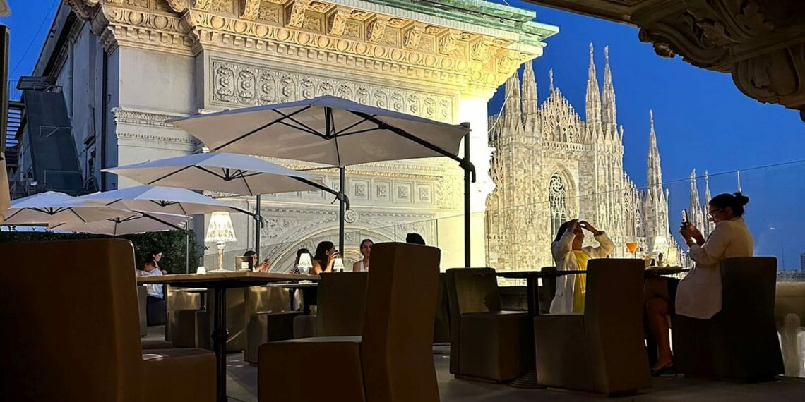 the-glamore-milano-terrazza-bar-con-vista-piazza-duomo