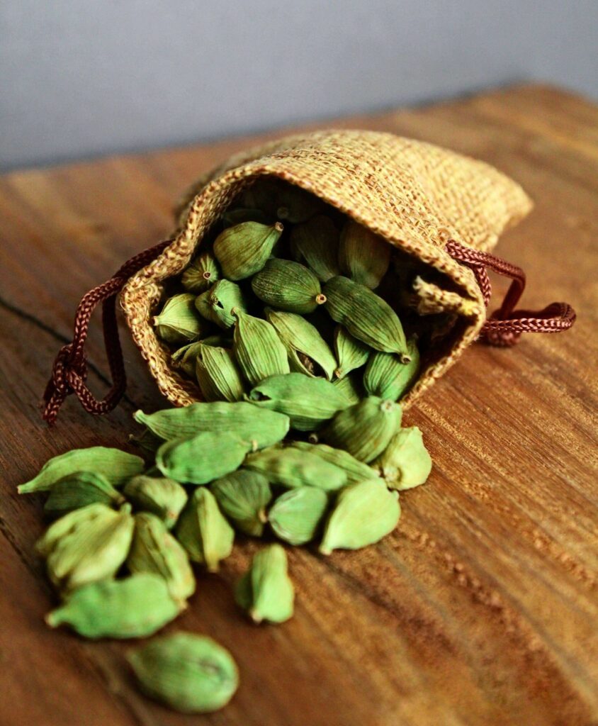 cardamomo-il-profumo-di-natale-dallaroma-balsamico-e-intenso