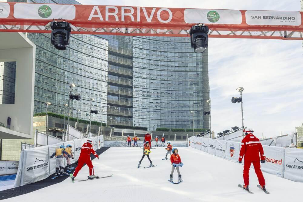 swiss-winter-village-a-milano-magia-natalizia-in-piazza-gae-aulenti